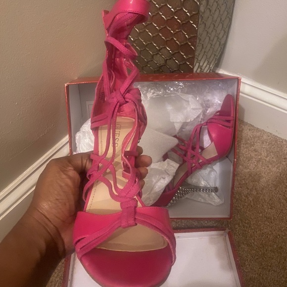 Guess - Picture 3 of 3